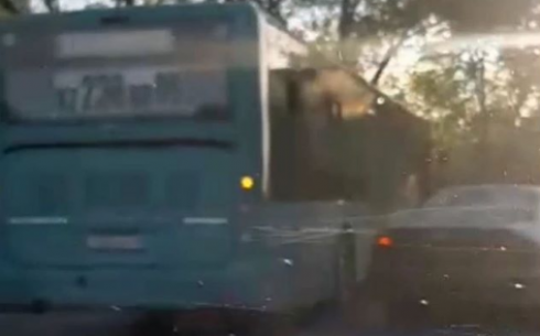 В Караганде произошло ДТП с участием общественного транспорта