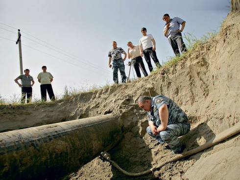 В Караганде 11 человек подозреваются в краже нефти из трубопроводов
