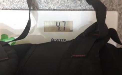 Карагандинских родителей возмутил вес школьного портфеля их ребенка