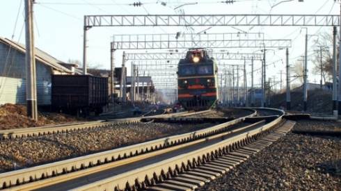 Ребёнок едва не попал под электричку на железнодорожных путях в Темиртау
