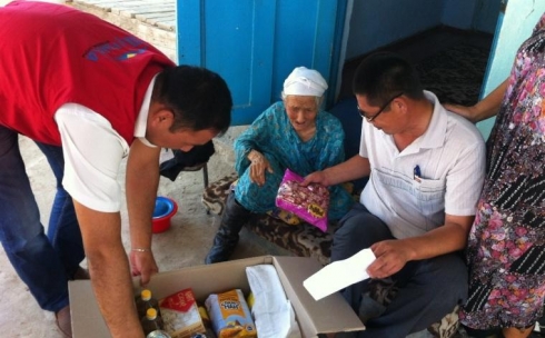В Караганде общественники собирают продуктовые наборы для малоимущих семей