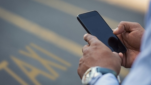 Таксист отобрал iPhone у несовершеннолетней пассажирки в Сарани