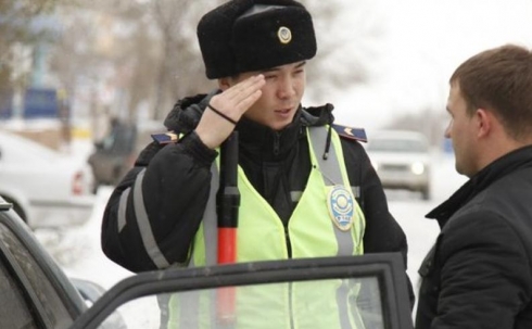 Дорожным полицейским в РК могут разрешить вновь использовать жезлы