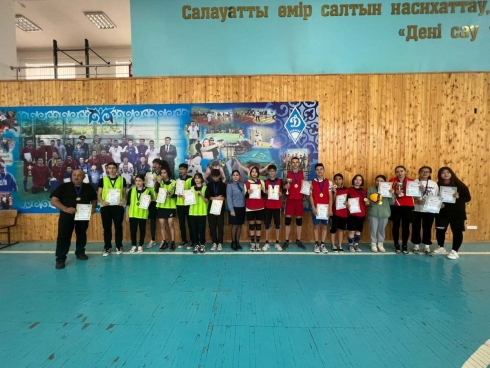 Полицейские организовали соревнования по волейболу среди школьников Караганды и Темиртау