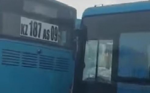 В Караганде на рынке столкнулись два пассажирских автобуса