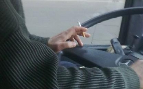Водителям автобусов и такси запрещено по закону курить, сосать, жевать и нюхать табак