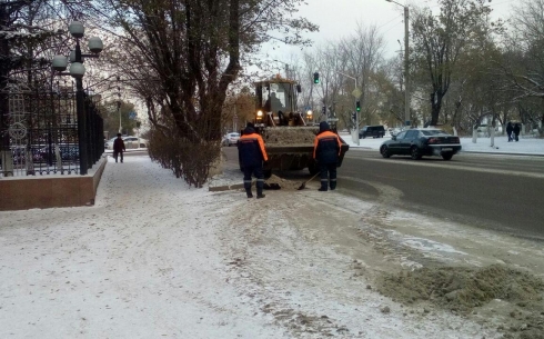 В Караганде снегоуборочная техника работает в усиленном режиме