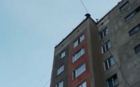 Чинившего на крыше антенну карагандинца приняли за самоубийцу