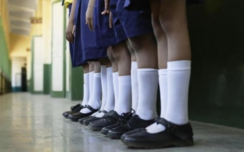 Позволительно ли карагандинским школьницам носить брюки, пока на улице теплая погода