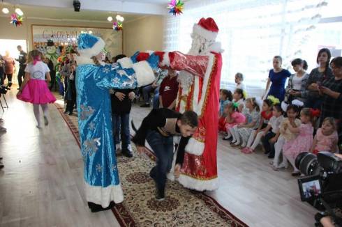 Дед Мороз и Снегурочка на пожарной машине поздравили детей в Темиртау