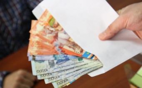 В Караганде сотрудника департамента госдоходов пытались подкупить взяткой в $27 тыс.