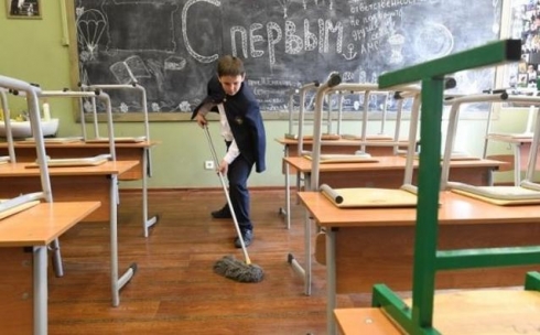 37% карагандинцев против, чтобы их дети мыли школьные классы