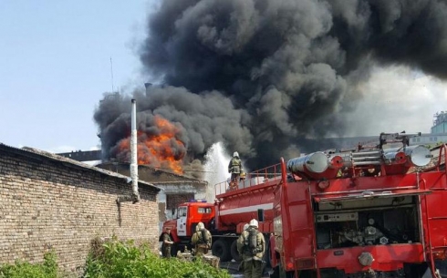 Жертв и пострадавших на горящем складе стройматериалов нет. Видео