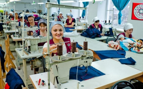 Карагандинские швейные фабрики обучают шитью и трудоустраивают