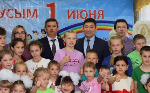 Государственные служащие поздравили детей с праздником в Караганде