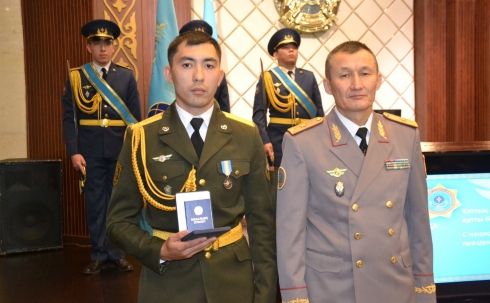 Медалью «Ерлігі үшін» наградили карагандинского пожарного ко Дню Республики в Астане
