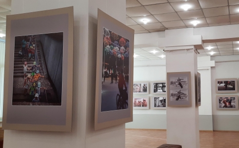 Сюрприз для автора: в Караганде действует выставка уличной фотографии Болата Аймагамбетова