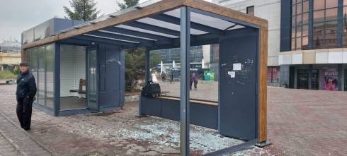 20-летний нетрезвый карагандинец разбил стекла остановки на ЦУМе