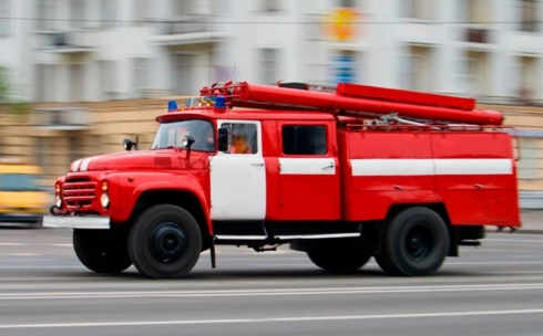 В Караганде на тушение загоревшейся легковушки выехали две пожарные машины