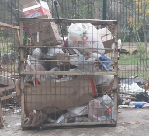 Карагандинцы заметили, что по городу стали исчезать сетчатые контейнеры для сбора мусора