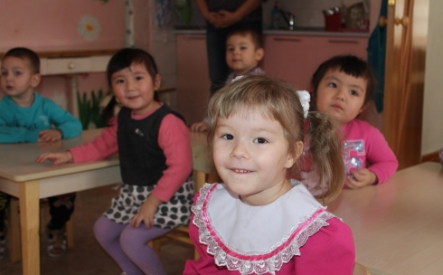 Партийцы района имени Казыбек би г. Караганды посетили дом малютки «Ботакоз»