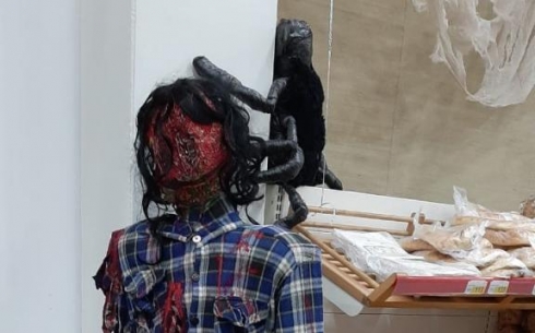 Истерика случилась у ребенка после посещения оформленного окровавленными фигурами торгового дома в Караганде