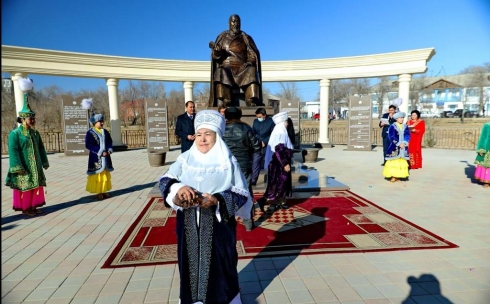 В Жезказгане открыт памятник Абаю