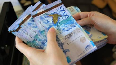 Министр финансов высказался о зарплатах в 85 тысяч тенге