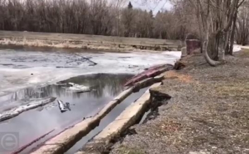 После зимы в Караганде обвалилось бетонное ограждение большого паркового озера