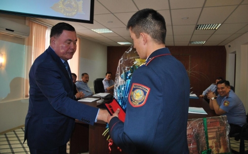 В Караганде наградили дорожно-патрульного полицейского Самата Искакова