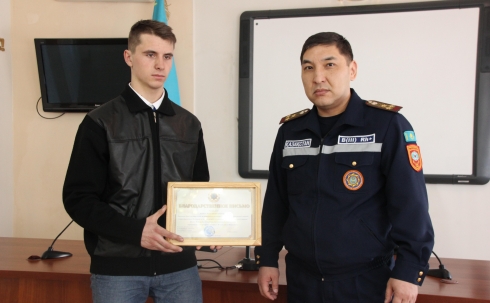 В ДЧС Карагандинской области провели награждение героя, спасшего жизнь двух людей при пожаре