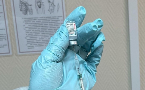 Аким Карагандинской области и руководитель Управления здравоохранения получили вторую дозу вакцины «Спутник - V»