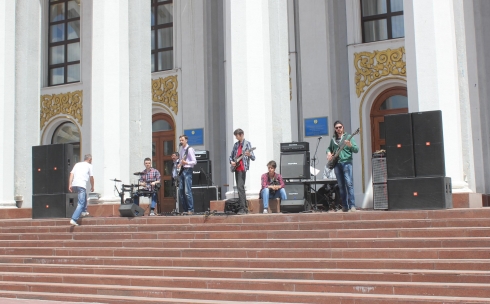 Карагандинских выпускников поздравили свободным концертом
