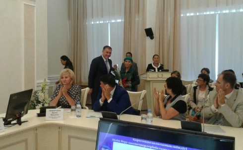 Нурлан Аубакиров вручил ключи от нового жилья работникам образования