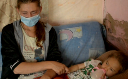 В Караганде многодетная мать-инвалид живет в полуразрушенном бараке