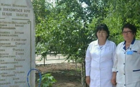 В Карагандинской области хирург поселковой больницы собственными силами установил обелиск в память об умерших коллегах