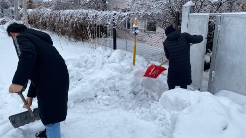 «Снежный патруль»: В Карагандинской области волонтёры помогают одиноким пожилым людям