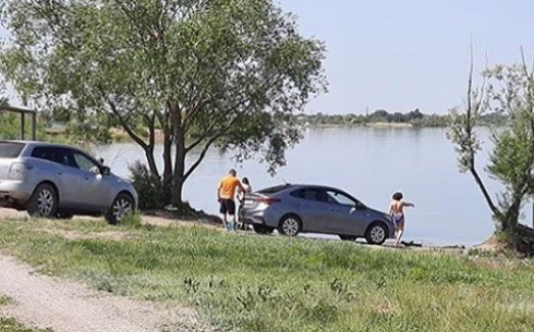 Карагандинцы моют автомобили на пляже Фёдоровского водохранилища