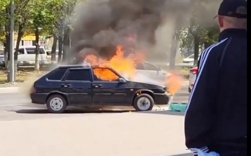 В Темиртау на проспекте Металлургов загорелся автомобиль