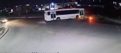 Страшные кадры столкновения автобуса и мотоцикла в Сатпаеве появились в сети