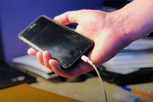 Похищенный мобильный телефон вернули полицейские карагандинцу