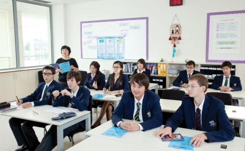 В Карагандинской области начато переобучение учителей, которые с 2019 года будут вести четыре предмета для всех школьников на английском