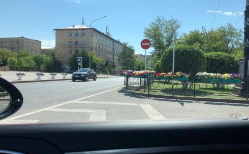 Вазоны с цветами в Караганде мешают обзору водителей