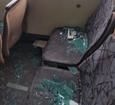 В карагандинском автобусе на мать с грудным ребенком упало боковое стекло