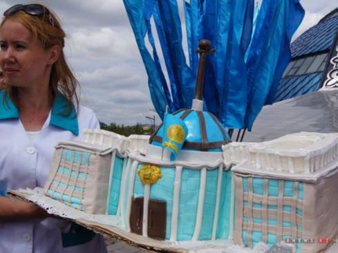 В Темиртау ко Дню столицы испекли гигантский торт