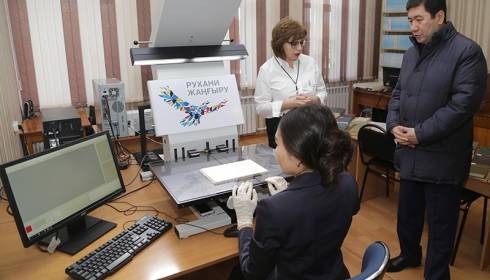 В библиотеке Шахтинска оцифровывают книги и документы с помощью скоростного сканера