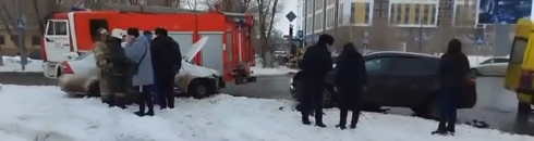 В Караганде после ДТП на перекрестке улиц Муканова и Букетова в салоне автомобиля зажало женщину