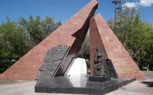 В Караганде восстановили оскверненный вандалами памятник погибшим шахтерам