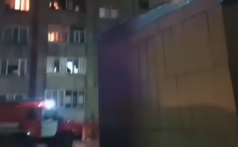 В Караганде загорелась 9-этажка по улице Ермекова