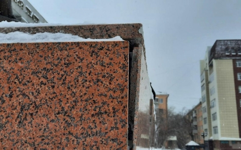 Взрытый асфальт и отколотые плиты: будут ли реставрировать карагандинские театры